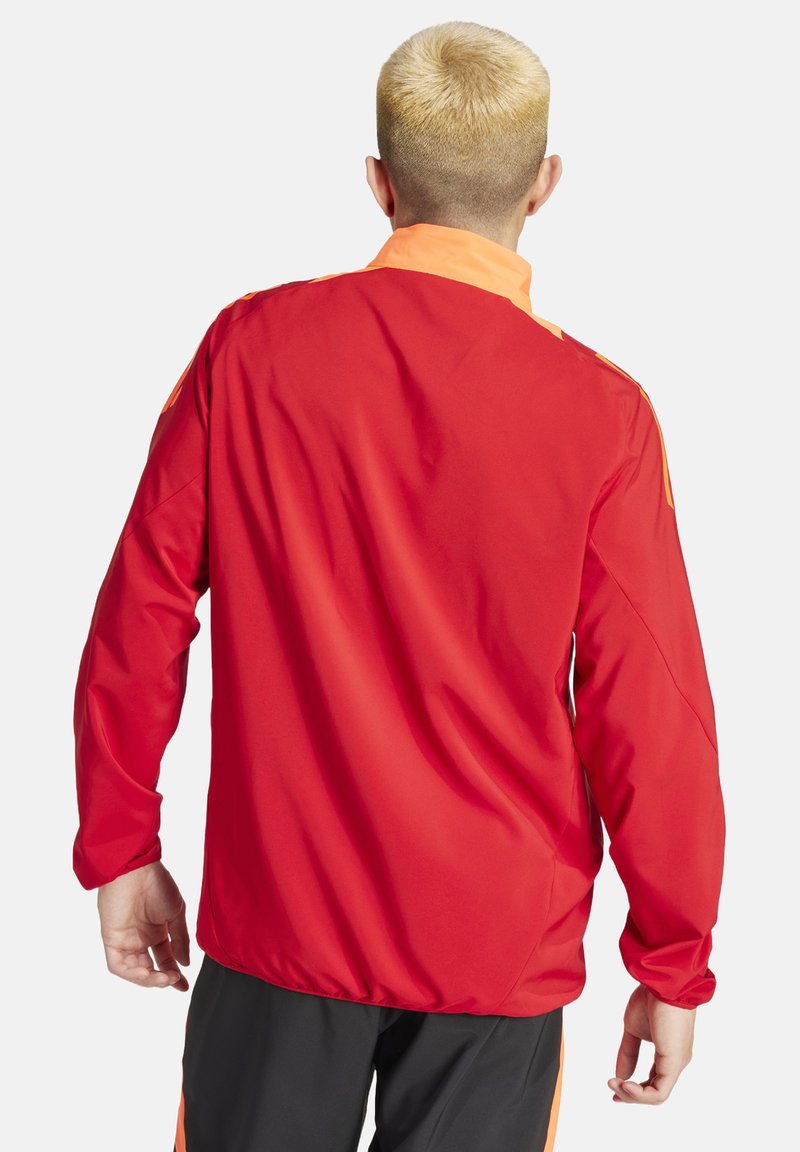 Rote Sportjacke mit orangefarbenen Akzenten, glatte Textur, lange Ärmel, hoher Kragen, mit elastischen Bündchen und einem lässigen Schnitt.