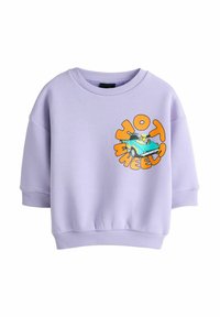 Orgonalila pamut pulóver, kerek nyakkivágással és leengedett vállakkal. Az elülső mintán a "Hot Wheels" felirat szerepel egy kék autó terve mellett.