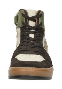 Hoge sneaker van bruin suède en crèmekleurige leren panelen. Gekenmerkt door groene accenten, bruine veters en een gumrubberen zool. Perforatieontwerp bij de teen.