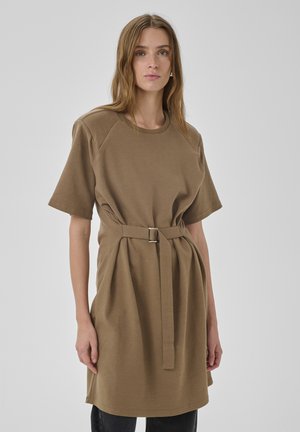 Pruun tuunika kleit, valmistatud pehmest kangast, mis on lühikeste varrukatega, vöökohas vööstatud ja lõdva lõikega, ulatudes põlvede kohale.