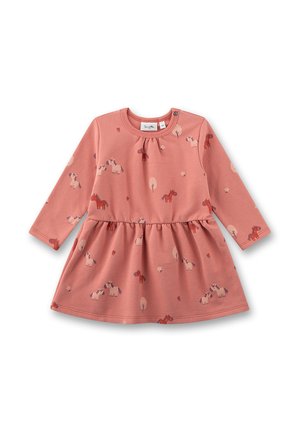 Langärmeliges Kleid aus weichem rosa Stoff mit geraffter Taille, verziert mit Pferd- und Baumillustrationen in gedeckten Farben.