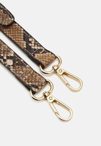 Skórzany pasek w wzór węża, z metalowymi zapięciami w kolorze złotym oraz teksturowanym wykończeniem w odcieniach brązu i kremu.