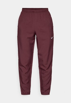 Burgunderfarbene Nike Jogginghose mit elastischem Bund, schmal zulaufenden Beinen und silbernem Logo. Hergestellt aus leichtem Stoff, mit glatter Textur und ohne Muster.