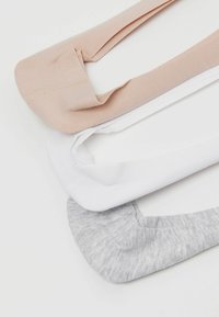 Tres pares de calcetines bajos en color beige, blanco y gris. Hechos de una suave mezcla de algodón con textura acanalada y abertura elástica para un ajuste seguro.