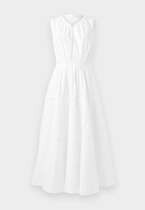 Vestido blanco sin mangas con escote redondo, cuerpo fruncido y falda acampanada en capas, confeccionado con una tela suave y ligera.