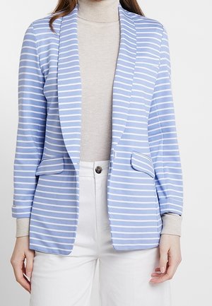 Blazer rayé en bleu clair et blanc, avec un col châle, deux poches avant et une coupe décontractée. Le tissu semble doux et texturé.