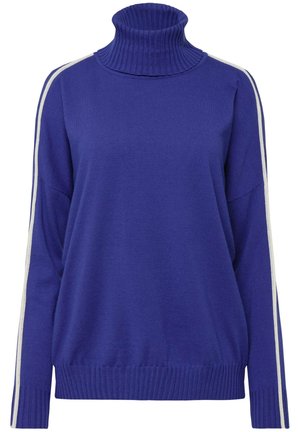 Modrý rolák se žebrovanou texturou, s bílými pruhy podél rukávů a volným střihem. Měkká pletenina, neformální design.