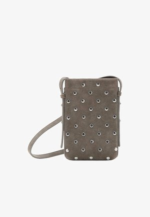 Sivo antilopsko torbica preko tijela sa srebrnim metalnim detaljima. Prednji dio ukrašen je okruglim zakovicama, a torbica ima dugi podesivi remen. Pravokutnog je oblika.