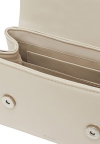 Portafoglio in pelle beige con più slot per carte e una texture liscia. Include una chiusura a scatto metallica e un branding discreto all'interno.