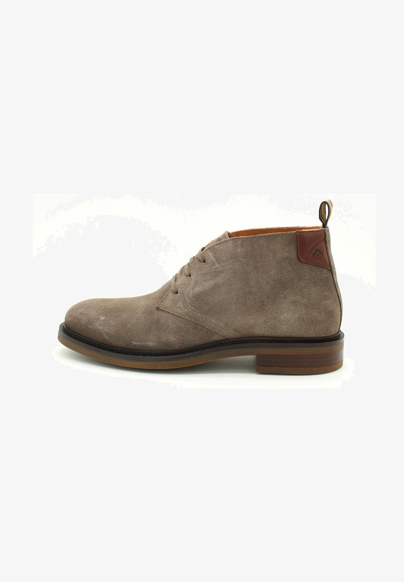 Stivaletti alla caviglia in suede marrone con punta arrotondata, design con lacci, dettaglio in pelle sul tallone e un piccolo passante per una vestibilità facile. Suola in gomma piatta.