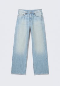 Jean droit bleu clair avec cinq poches et fermeture à bouton, affiché à plat sur un fond blanc.