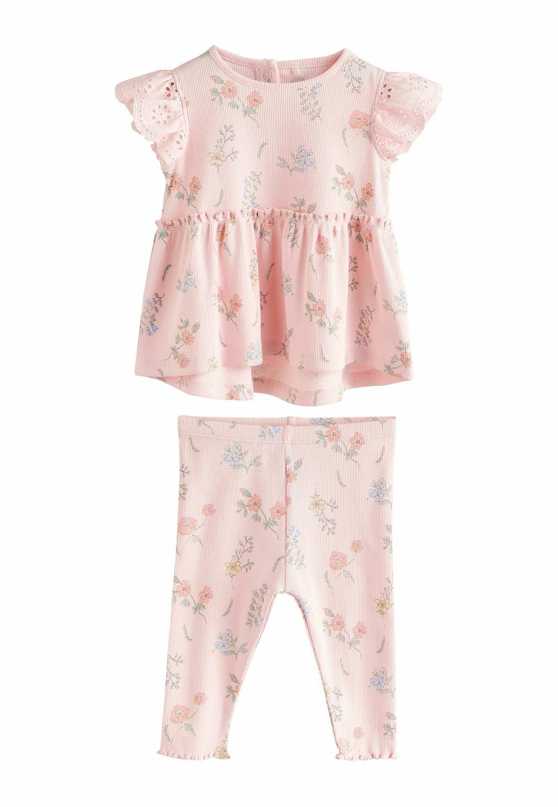 Lys pink to-delt outfit med en blomstret top med broderede ærmer og matchende leggings med en flæsekant.