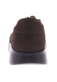 Bruine suède sneakers met een afgeronde achterkant en een gewatteerde zwarte zool. Heeft minimale stiksels en een gestructureerde afwerking.