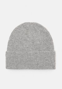 Grå stickad mössa med ribbat mönster, utrustad med en vikt kant och en något rundad topp. Tillverkad av mjukt ullmaterial.