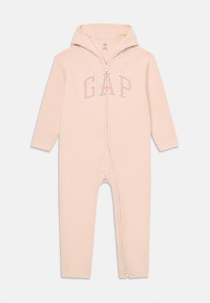 Mono de forro polar con capucha en rosa claro, con cremallera frontal y el logo "GAP" en letras grandes en el pecho.