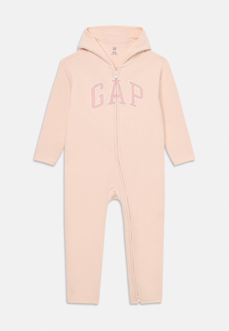 Tuta in pile con cappuccio di colore rosa chiaro, con zip frontale e logo "GAP" in grandi lettere sul petto.