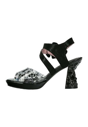 Sandalia negra de tacón alto con tacón redondo texturizado, correa negra en el tobillo y correa frontal transparente con patrón de estampado de leopardo.