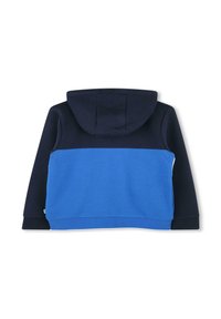 Sweat à capuche avec une partie inférieure bleue et une partie supérieure bleu marine foncé. Fabriqué en tissu doux avec une texture lisse et des poignets côtelés.