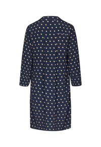 Granatowa sukienka z długim rękawem w beżowe kropki, prosty krój, fałda z tyłu i jedna kieszeń na piersi widoczna z tyłu.