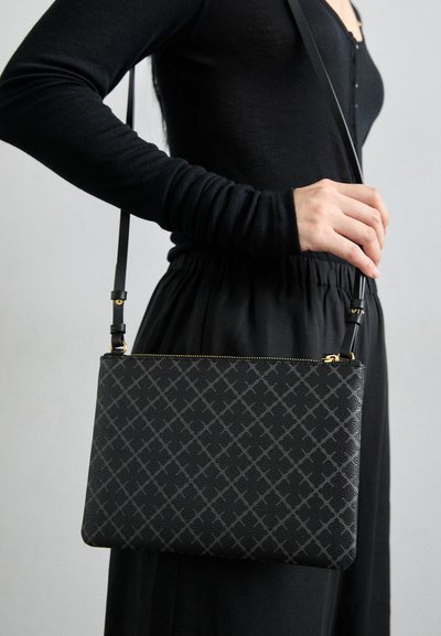 Sac en bandoulière noir avec une finition texturée, présentant un motif géométrique, des accents en matériel doré et une bandoulière réglable.
