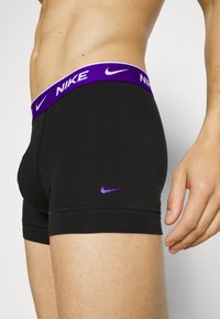 Nike Underwear TRUNK 3 PACK - Calzoncillos - black/electro purple/orange