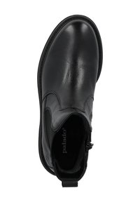 Czarne skórzane botki za kostkę o gładkiej fakturze, z elastycznymi panelami po bokach, okrągłym noskiem i kontrastowym przeszyciem. Posiadają pętelkę z tyłu.