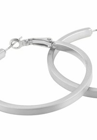 Silverfärgade hoopsörhängen med en borstad yta, med en cirkulär design och en säker clasp för fäste. Slät textur och minimala accenter.