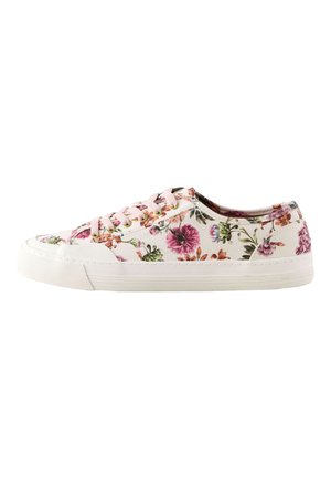 Witte laaggesneden sneaker met roze bloemenpatroon en roze veters, met witte rubberen zool en een getextureerde neuskap.