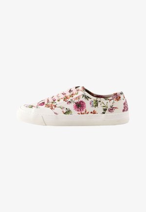 Witte laaggesneden sneaker met roze bloemenpatroon en roze veters, met witte rubberen zool en een getextureerde neuskap.