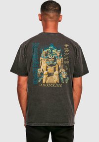 Sort T-shirt med kort ærme, der har en farvet print af egyptiske motiver og teksten "Iron Maiden Powerslave" på ryggen.