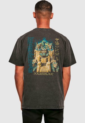 Sort T-shirt med kort ærme, der har en farvet print af egyptiske motiver og teksten "Iron Maiden Powerslave" på ryggen.