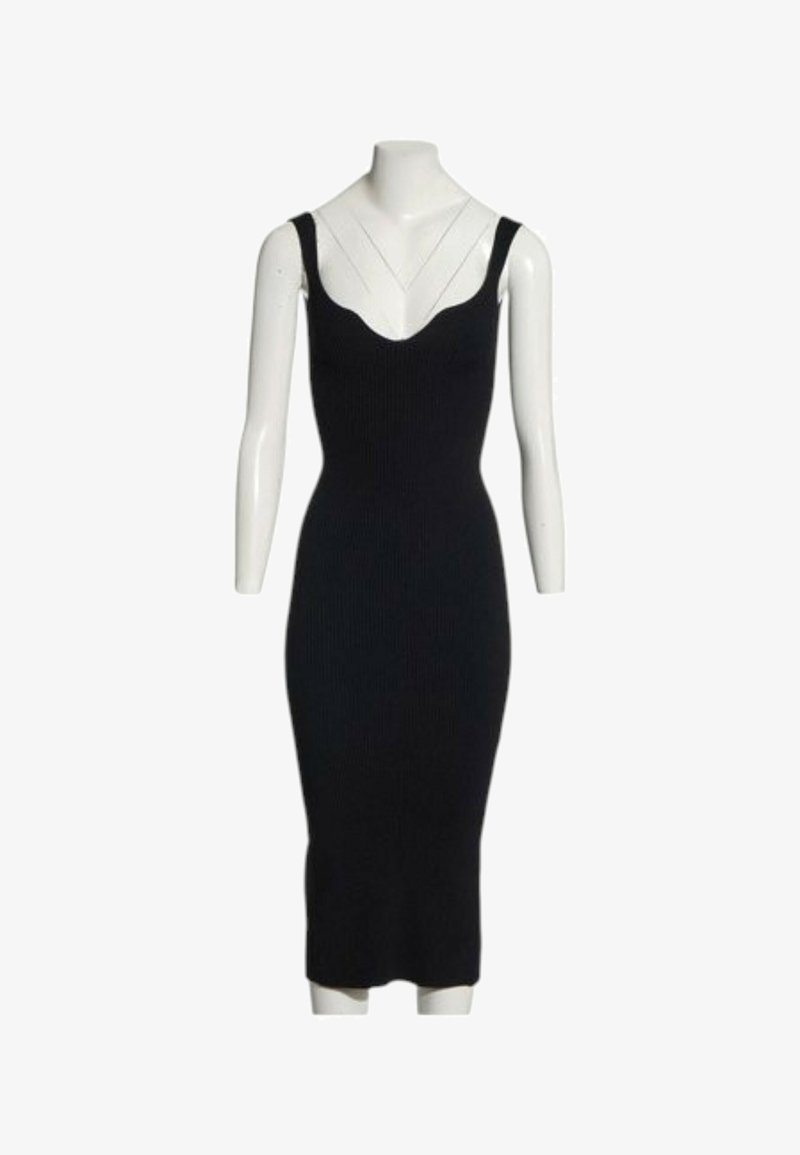 Robe midi noire ajustée sans manches avec larges bretelles, présentée sur un buste de mannequin blanc sur fond blanc.