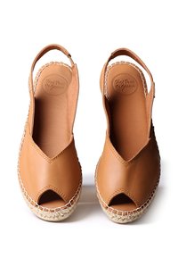 Tan leren espadrille sandalen met open teen en hak, met een geweven jute zool en gestikte details langs de randen.