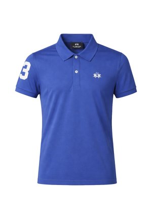 Polo blu a maniche corte con due bottoni bianchi, un logo bianco sul petto e un grande numero bianco "3" sulla manica destra.