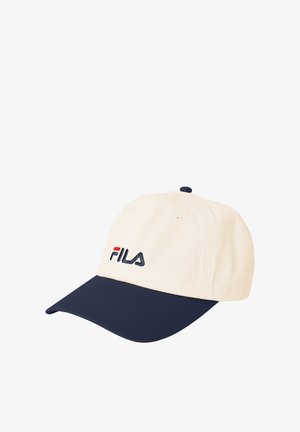 Gorra de béisbol beige y azul marino con visera azul marino, con el logo de FILA en rojo y azul marino bordado en el panel frontal.