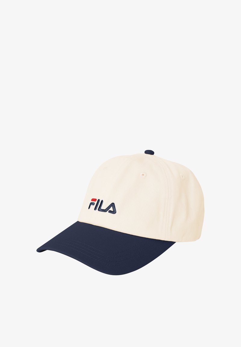 Casquette de baseball beige et marine avec une visière marine, présentant un logo FILA rouge et marine brodé sur le panneau avant.
