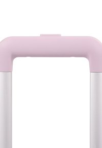Poignée de valise extensible avec une prise rose pâle et des tiges télescopiques en métal argenté sur fond blanc.