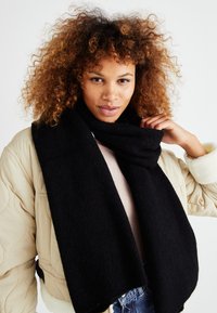 Unselected, black