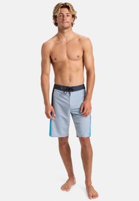 Sivé plavky s čiernym pásom, so svetlomodrými bočnými akcentmi, vyrobené z rýchloschnúceho materiálu, s šnurovacím predkom.