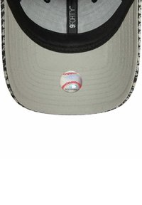 Casquette de baseball grise avec accents noirs, dotée d'une visière plate, d'un motif texturé et d'un petit graphique de baseball sur le dessus.