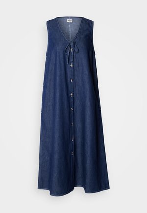 Jeansowa sukienka bez rękawów w ciemnoniebieskim kolorze, z głębokim dekoltem w kształcie litery V, zapięciem na przyciski z przodu, detalem w postaci węzła na szyi i kieszeniami po bokach.