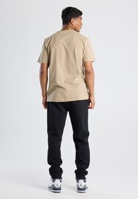America Today ERIC - Basic T-shirt - khaki