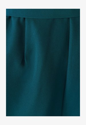 Türkisfarbener Stoff mit glatter Textur, der feine Falten aufweist und keine sichtbaren Muster hat. Das Material ist leicht und fällt sanft.