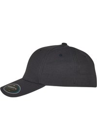 Fekete baseball sapka strukturált dizájnnal, ívelt napellenzővel és Flexfit címkével. Tartós anyagból készült, hat paneles felépítéssel és szellőzőlyukakkal.