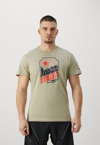Dynafit GRAPHIC TEE - Triko s potiskem - rock khaki/badge