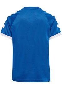 Blå sportströja med korta ärmar och en slät, glänsande yta. Har vita detaljer på ärmarna och en rund halsringning.