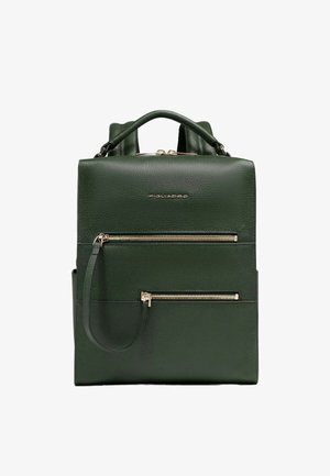 Grüner Lederrucksack mit einer strukturierten Optik, Tragegriffen und Schulterriemen, zwei vorderen Reißverschlusstaschen und goldfarbenen Metalldetails.