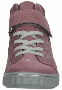 Różowe zamszowe sneakersy typu high-top z rzepem, szarymi sznurówkami, teksturowaną podeszwą i dekoracyjnymi akcentami z boku.