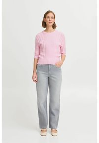 Helles rosa, kabelgestricktes Sweatshirt mit kurzen Ärmeln, kombiniert mit hellblauen, weiten Jeans und beigen Espadrilles. Einfaches, strukturiertes Design.