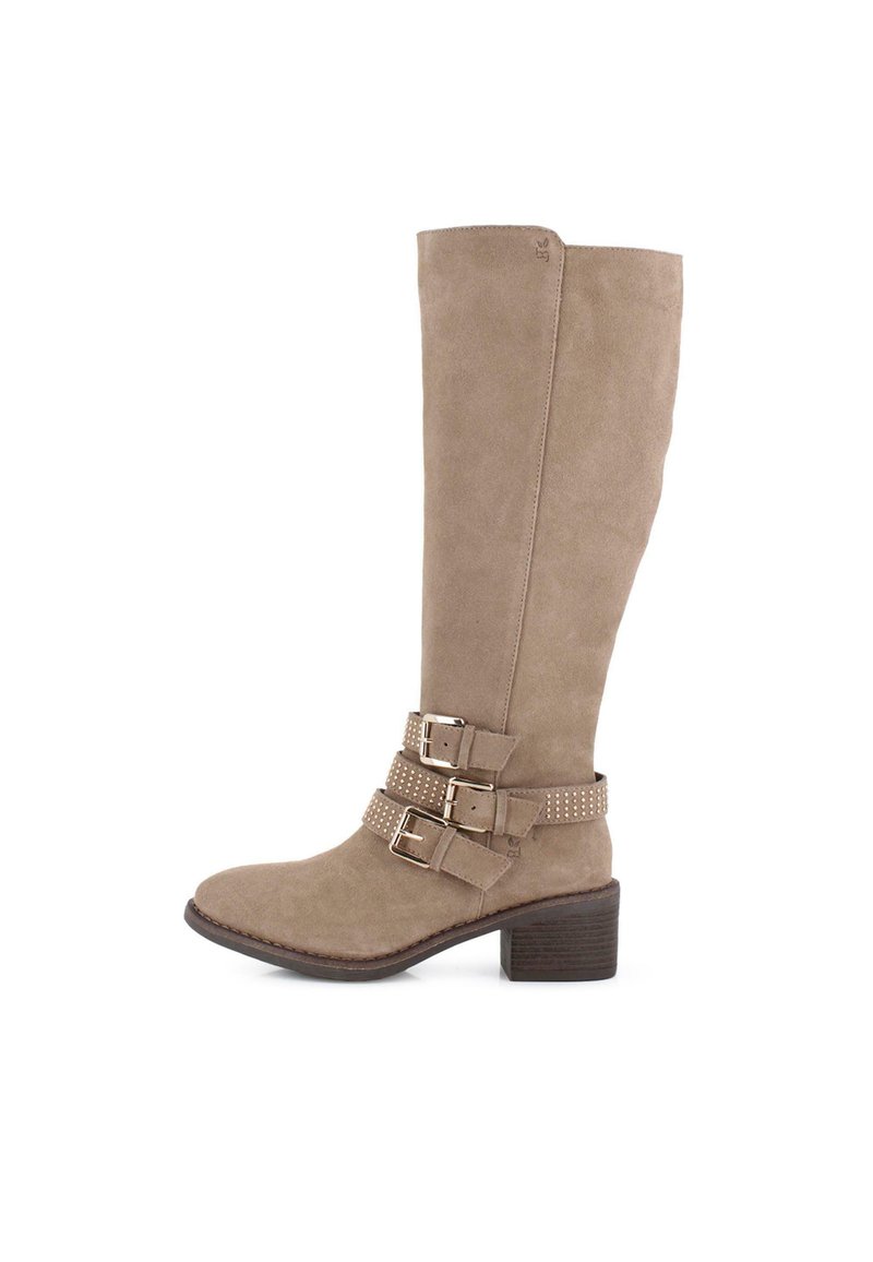 Botas de ante beige hasta la rodilla con dos hebillas ajustables y acentos de tachuelas, con una puntera cuadrada y un tacón bajo de madera.